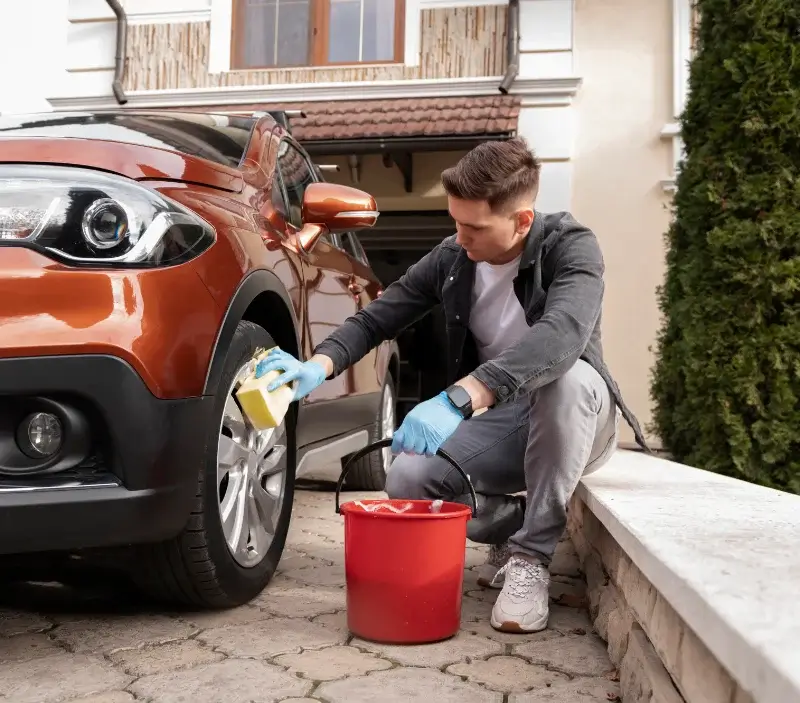 Lavage auto à domicile Fresnois-la-Montagne : professionnel intervenant sur un véhicule
